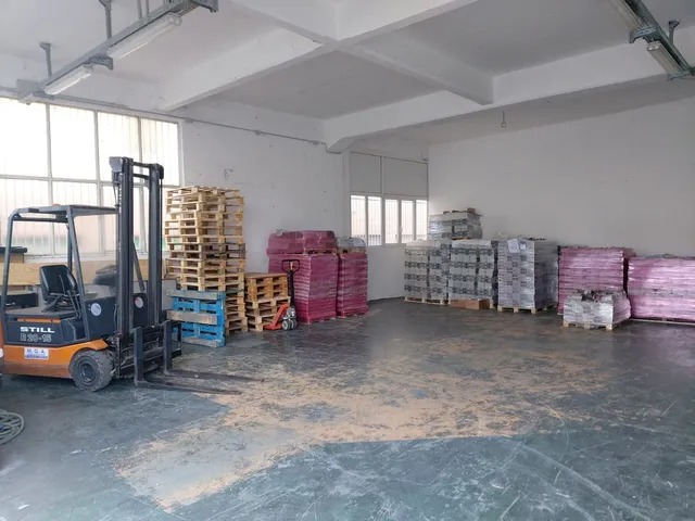 Magazzino New Post con muletto e pallet